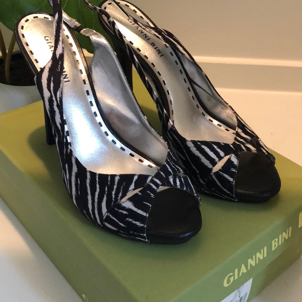 Gianni Bini black and white Peep toe Heels